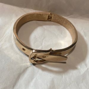 Bracelet clasps open
